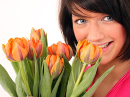 Mutter freut sich ber Blumen am Muttertag