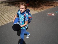 Kind mit Schultüte am ersten Schultag