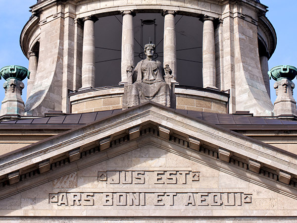 Lateinische Inschrift in Gebäude