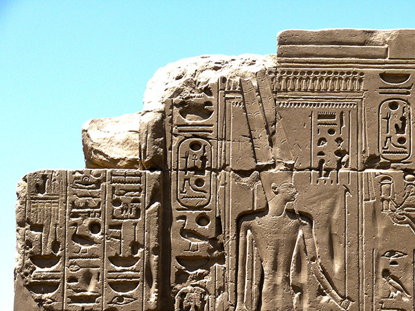 Hieroglyphenschrift an ägyptischem Tempel